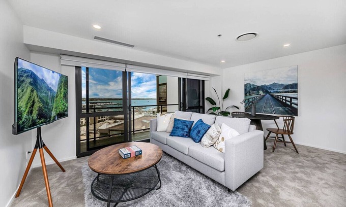 Auckland Central Business District Apartment | Central Stunner! Views, Pool and Carpark