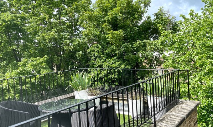 Earl's Court Apartment | Central, stunning and quiet flat with a south facing terrace and lots of light.