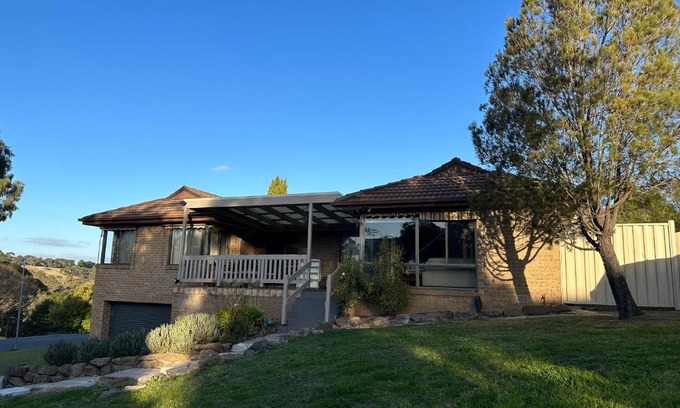 Sunbury House | Central Sunbury home with top-hill views, high speed NBN and Netflix ready