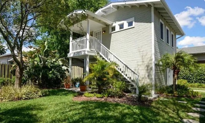 Old Seminole Heights Apartment | Central to all Tampa has to offer - walk to restaurants!