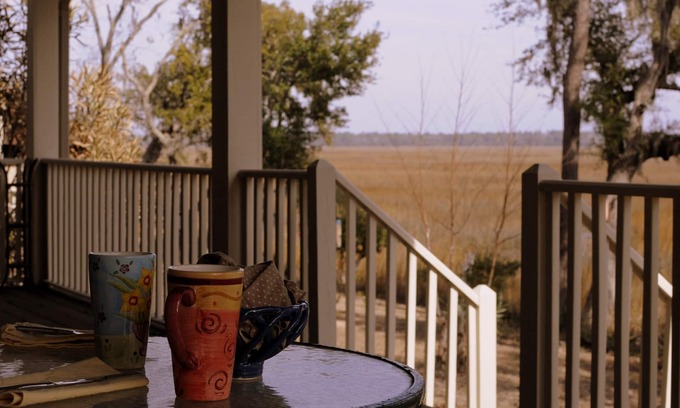 Knowles Island Plantation Cottage | Central to Beaufort, HHI, birding refuges, Parris Island. Pet & family friendly.