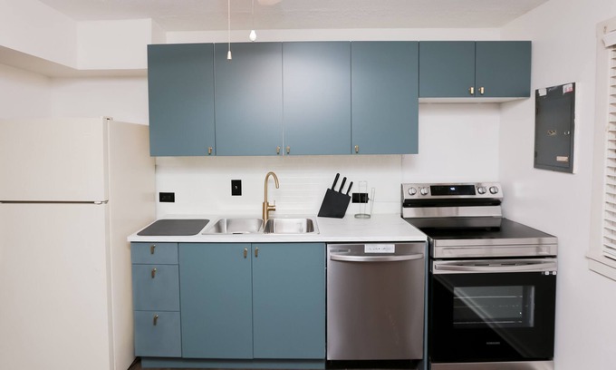 Westland House | Central to both Detroit and Ann Arbor. Just 10 Minutes to Detroit Airport.