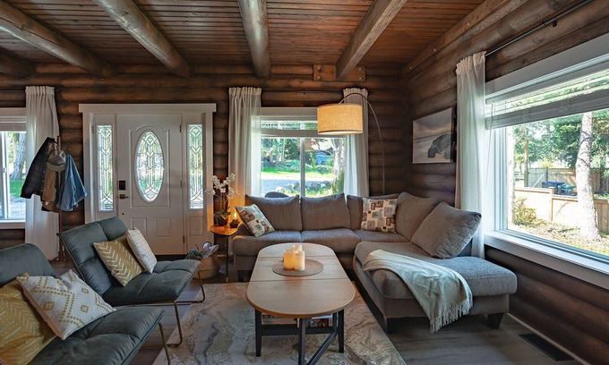 Regional District of Nanaimo House | Central Vancouver Island ☀ 500sqf. Rooftop Deck! ✦Views✦ Walk to Beach!🏖