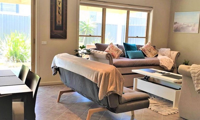 Maryborough Villa | Central Villa/Two King beds/Disabled/Family/Pets