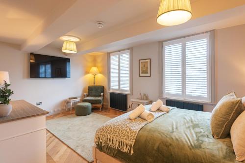 Whitchurch Apartment | Central Whitchurch - Lowcross House Guest Bedroom 3