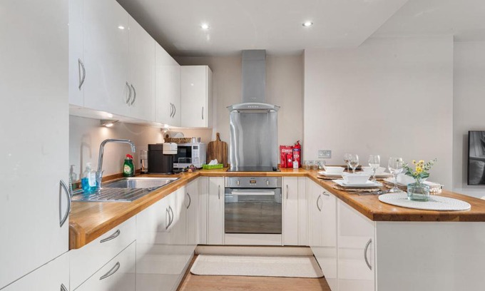 Stepney Green Apartment | Central Whitechapel - Steps from Station & Sights!