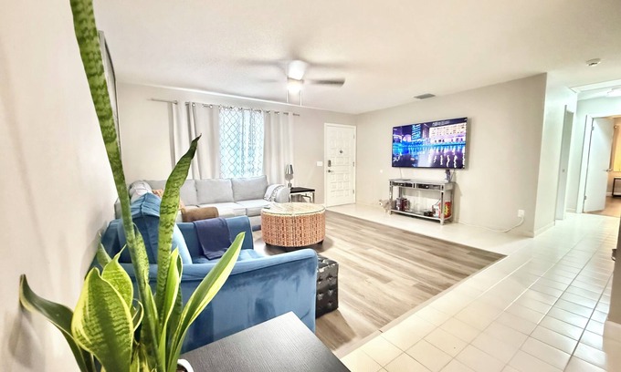 Town N County Park House | Centrally 2BR/2BA Creek House with Washer, Dryer and Parking