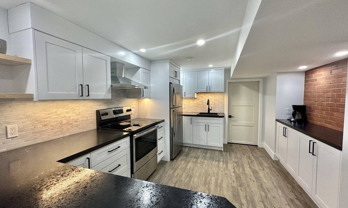 Castlegar House | Centrally Located 1 Bedroom Suite