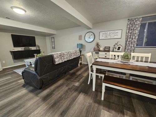 Meridian Apartment | Centrally Located 1500 SqFt Private Guest Suite with Hot Tub