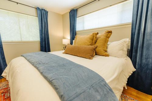 Memphis House | Centrally Located 2 King Bed Midtown Memphis 2362