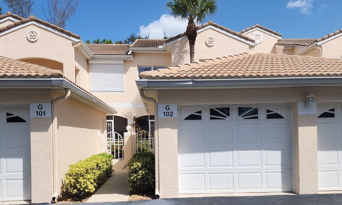 Central Naples Condo | Centrally located Beautiful First Floor 2/2 Condo w/Garage minutes from Beach!