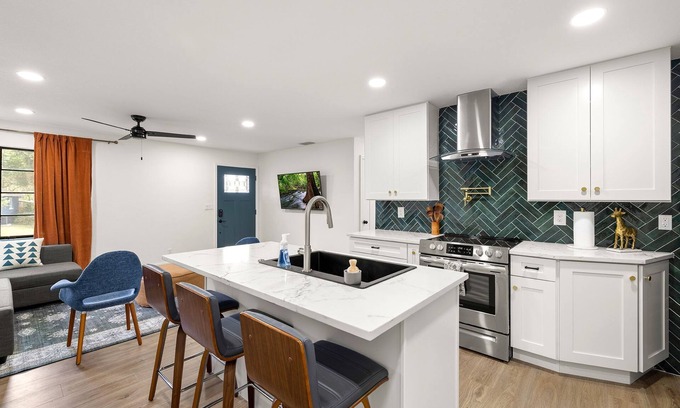 Old Seminole Heights House | Centrally located: Busch Gardens, USF, Zoo, Beaches & Pet friendly