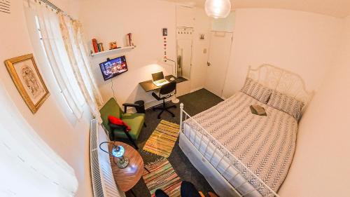 Shacklewell House | Centrally Located Comfortable Room in London