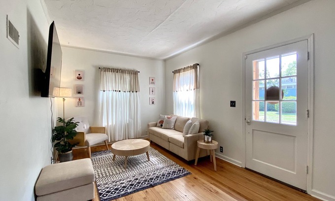 Lincoln House | Centrally Located Comfy beds 3Bds-2Bths