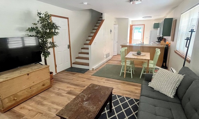 River Road House | Centrally located Craftsman, 2 blocks from Good Food Store.
