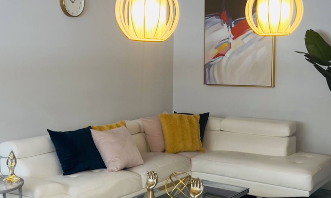 Whyte ave Apartment | ✨ Centrally Located ⭐️Downtown⭐️Very Spacious ⭐️Wifi ⭐️Smart Tv✨Free Parking✨