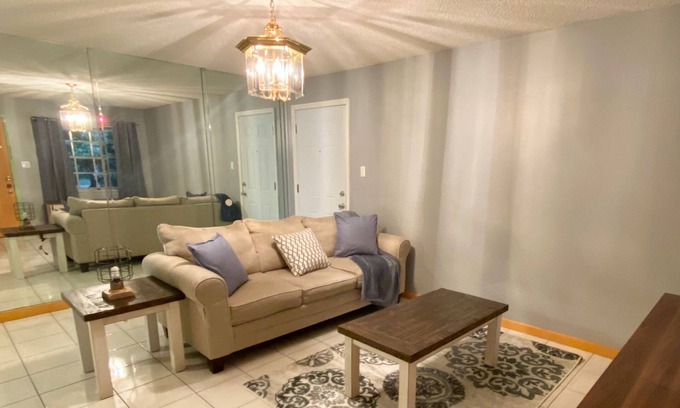 Pinecrest West Park House | ⭐️Centrally located Home with pool table⭐️