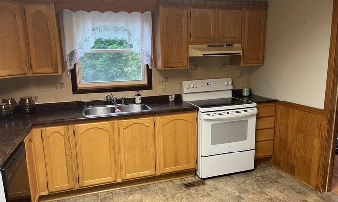 Bridgewater House | Centrally located in Bridgewater 3 bedroom Century home!n