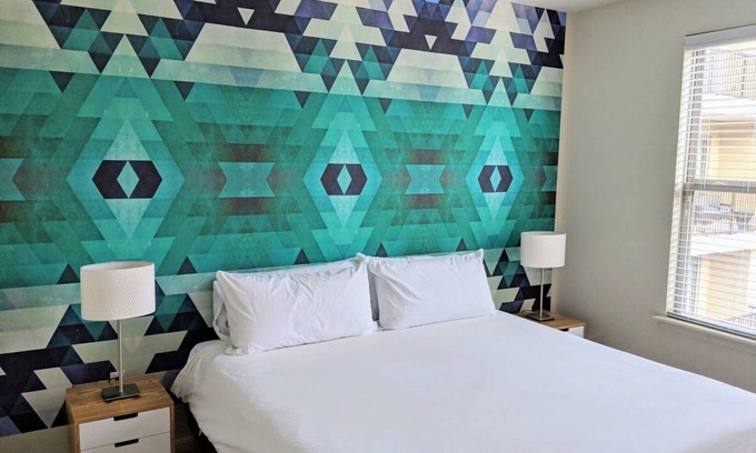 Fourth Ward Apartment | Centrally located in Uptown Charlotte. Gym, Pool and Free Parking. Walk everywhere!