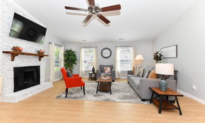 Greensboro House | Centrally Located ~ King Bed ~ Equipped for Long Stays