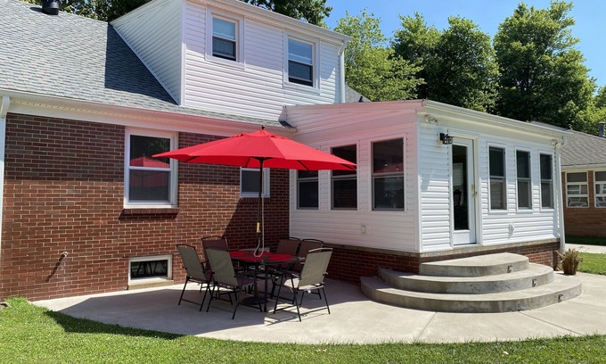 Owensboro House | Centrally Located Mid Century Traditional Home