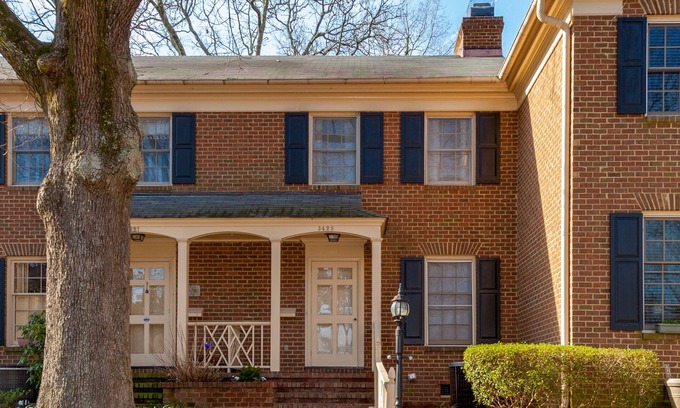 University Park House | Centrally Located Mins to Downtown Raleigh -2BR-2.5 BA Sleeps 4