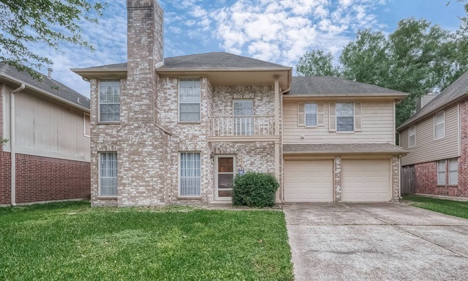 Clear Lake House | Centrally located! Minutes from Bay Brook Mall and NASA!