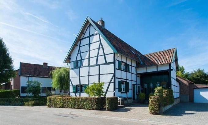 Reijmerstok Cottage | Centrally located half-timbered farmhouse in the South Limburg hills