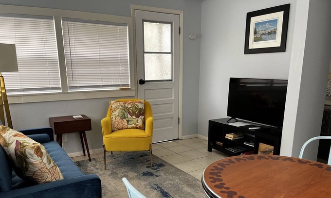 Lakeland House | Centrally located pool guest house