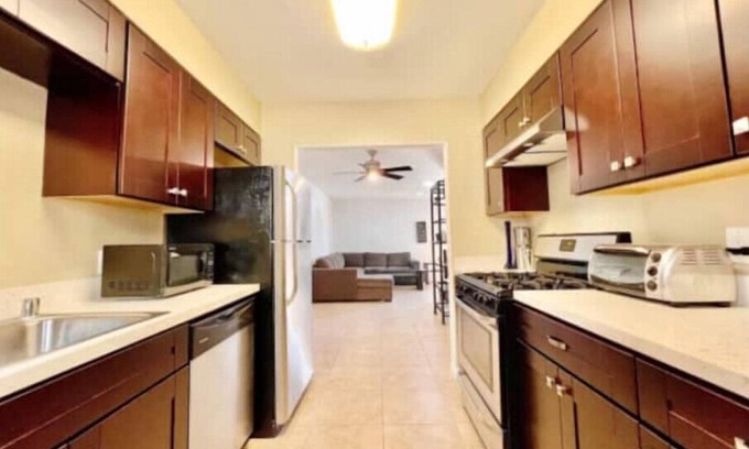 Bay Ho House | Centrally Located-Private Backyard/Beach/Parking1
