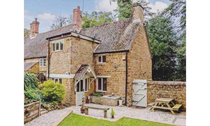 Culworth House | Centrally Located stone cottage with Log Burner