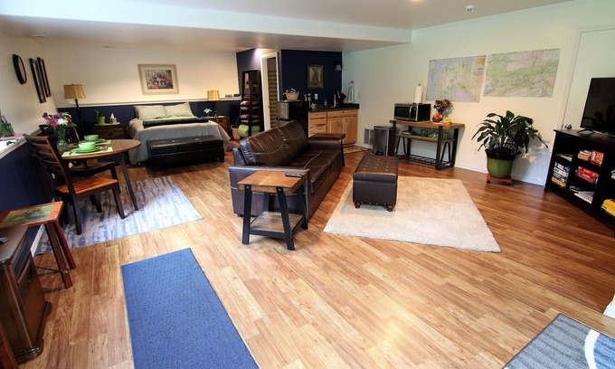 Gateway Apartment | Centrally located studio