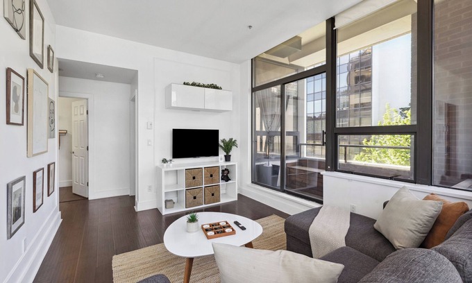 Downtown Vancouver Apartment | Centrally located stylish apartment in Downtown Vancouver!