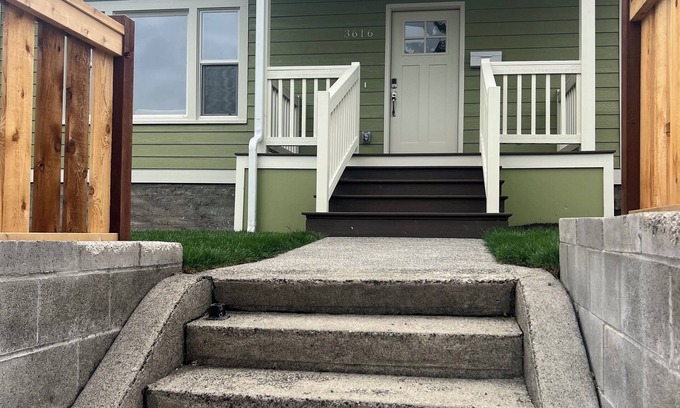 North End House | Centrally located Tacoma Craftsman close to UPS and many restaurant options.
