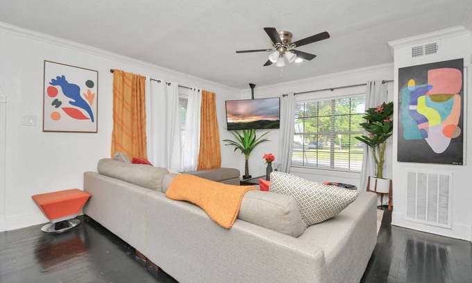 MacGregor Apartment | Centrally located unit, king beds, jacuzzi, near Downtown,TSU, TMC, Rice uni
