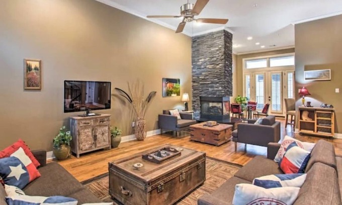 Addison House | Centrally Located Urban Townhome