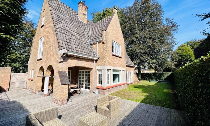Sint-Michiels Villa | Centrally located villa with 4 bedrooms (10 beds), FREE WIFI!