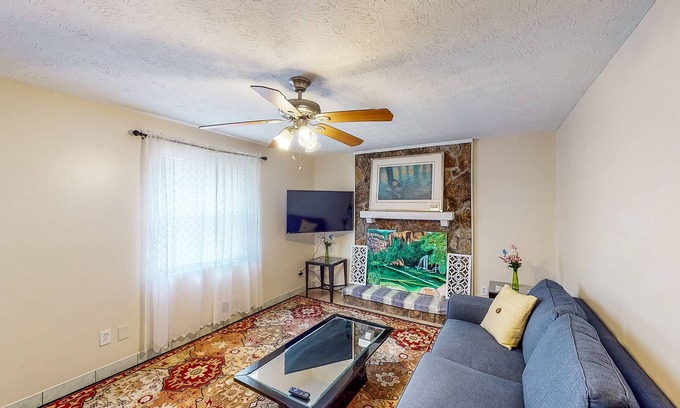 Snellville House | Centrally Located w/ Enclosed yard & Central AC