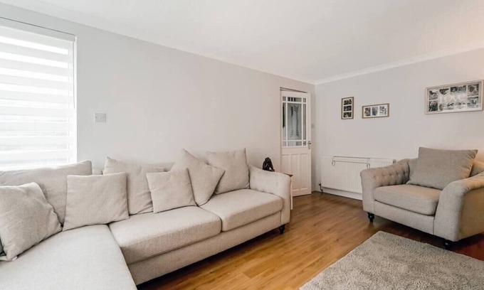 Cumbernauld House | Centrally Situated 1 Bedroom House in Cumbernauld
