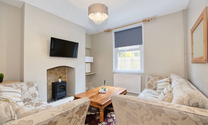 Bridgwater House | Centrally Tucked Away Private 4bed - Free parking!
