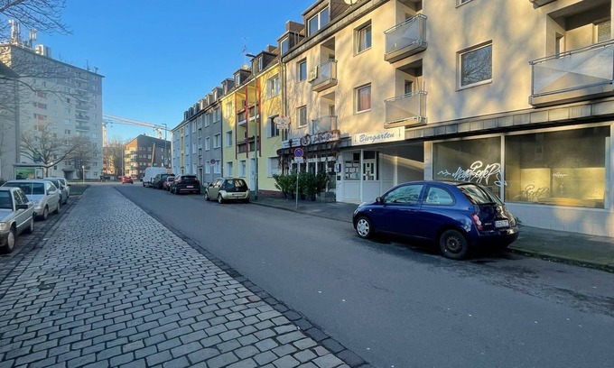 Duisburg Mitte Apartment | CentralSuites Duisburg - Shower, Livingroom & WIFI