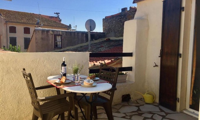 Olonzac House | Centre of Olonzac, 2 bedrooms & private sunny rooftop terrace