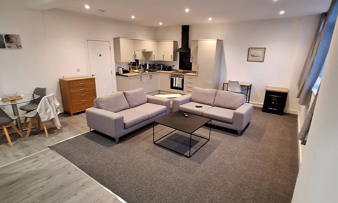 Whitchurch Apartment | Centre of the Town