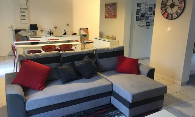 Pierrefonds Apartment | centre Pierrefonds superbe appartement + parking
