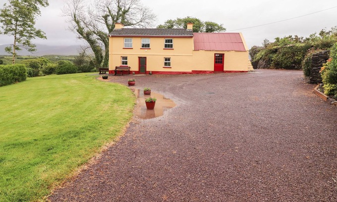 Sneem Cottage | CEOL NA N'EAN, pet friendly, with open fire in Sneem, County Kerry