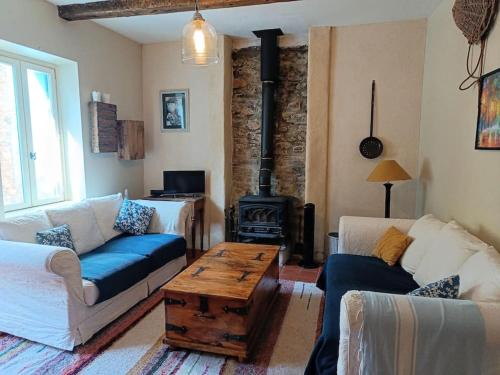 Roquebrun House | Ceps Cottage sleeps 6 with free wifi near the river