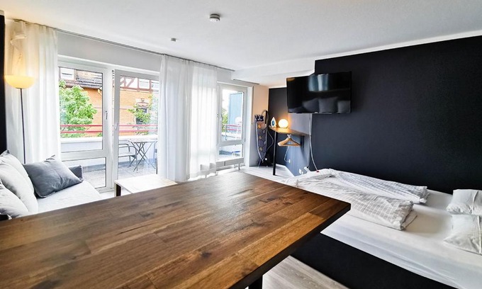 Weststadt Apartment | CF44 30m2 Quiet Central Balcony and Netflix