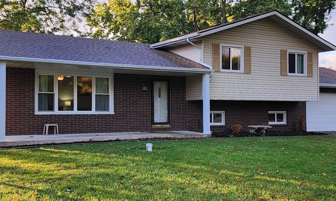 South Bend House | CFP Ready! Super early check-in. Sleeps 10. 7 minutes from Notre Dame!