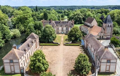 Saint-Lubin-des-Joncherets Apartment | Château Studio With Water Views