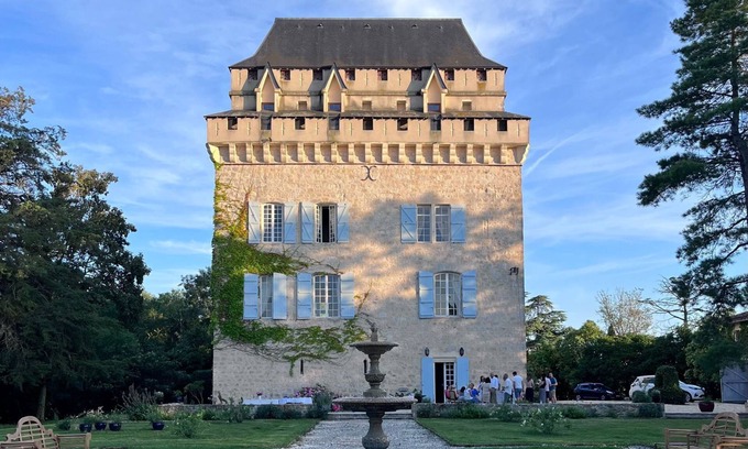 Gazaupouy House | Château Déhès, Tour Médiévale du Xiv° Siècle: Chambre, Salle de Bain au 2°étage